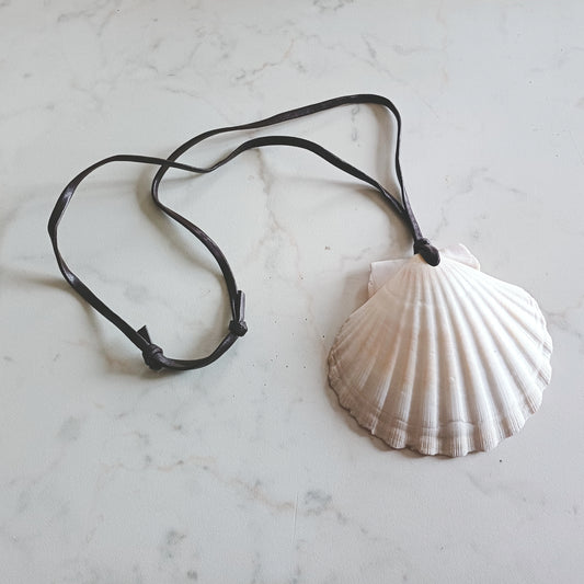 Conchiglia del pellegrino con cordini per rievocazione storica medievale, conchiglia di capasanta forata