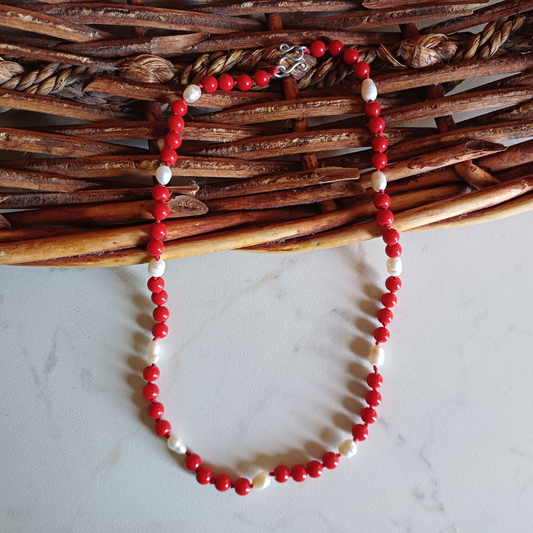Collana medievale in corallo rosso e perle di fiume, girocollo ispirato a iconografie di epoca medievale