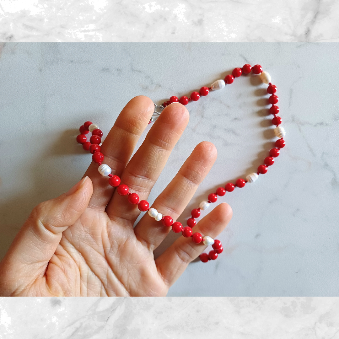 Collana medievale in corallo rosso e perle di fiume, girocollo ispirato a iconografie di epoca medievale